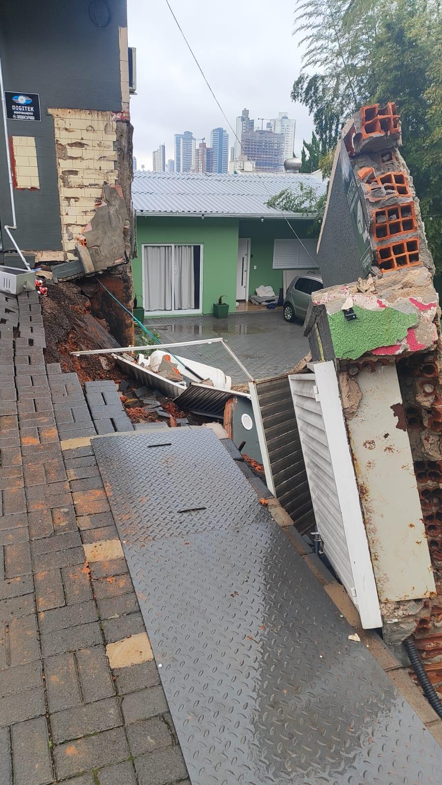 Vazamento de Gás aciona bombeiros em Chapecó após muro desabar.