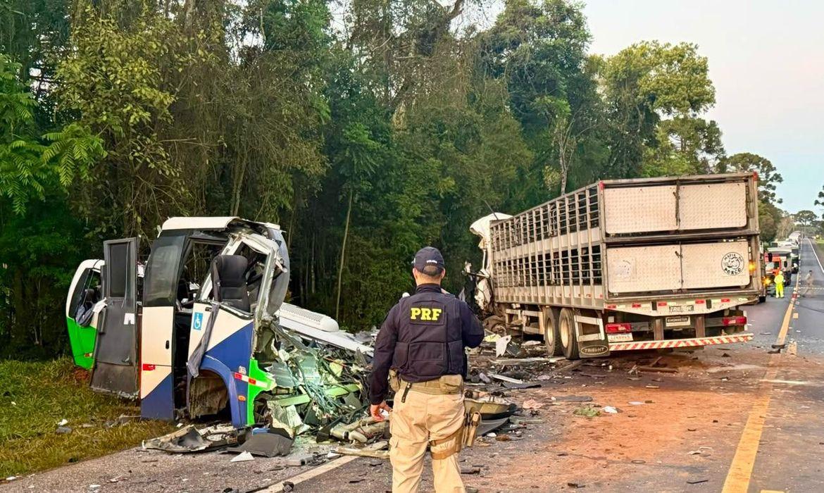 Acidente entre ônibus da Saúde de Imbituva e caminhão mata 23 pessoas no Paraná