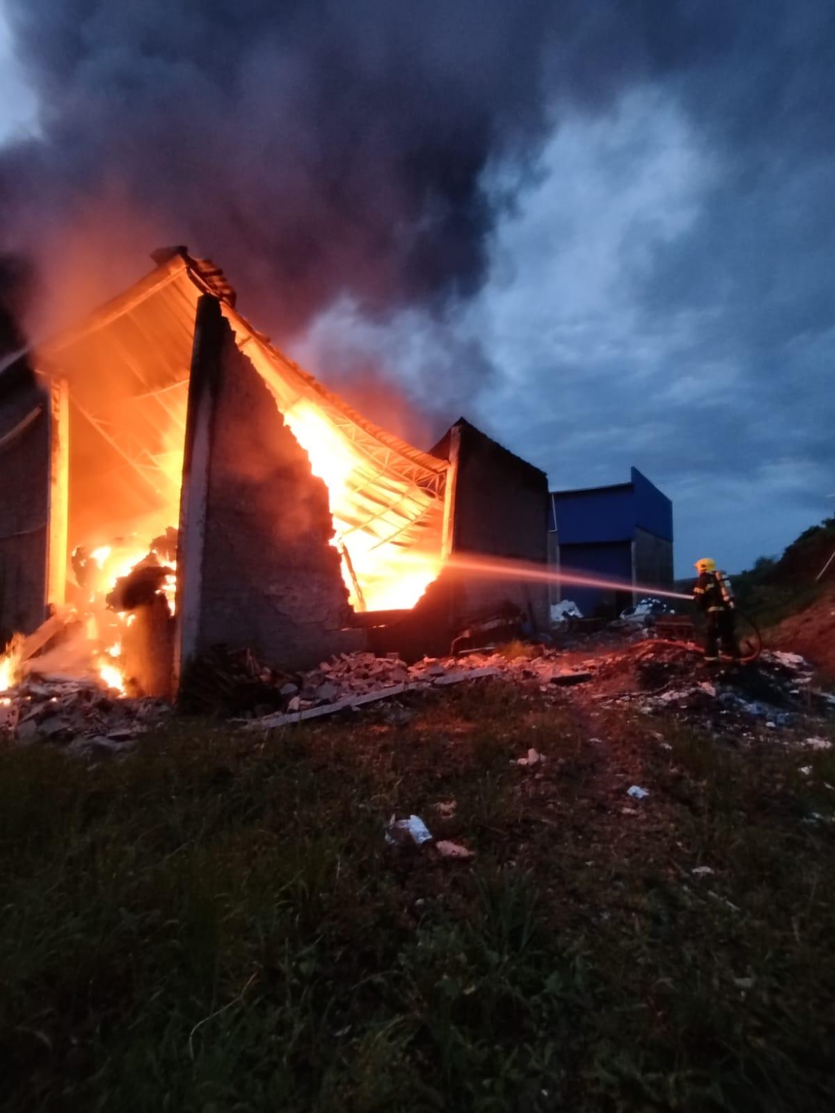 Bombeiros atendem ocorrência de incêndio em barracão industrial em São Lourenço do Oeste