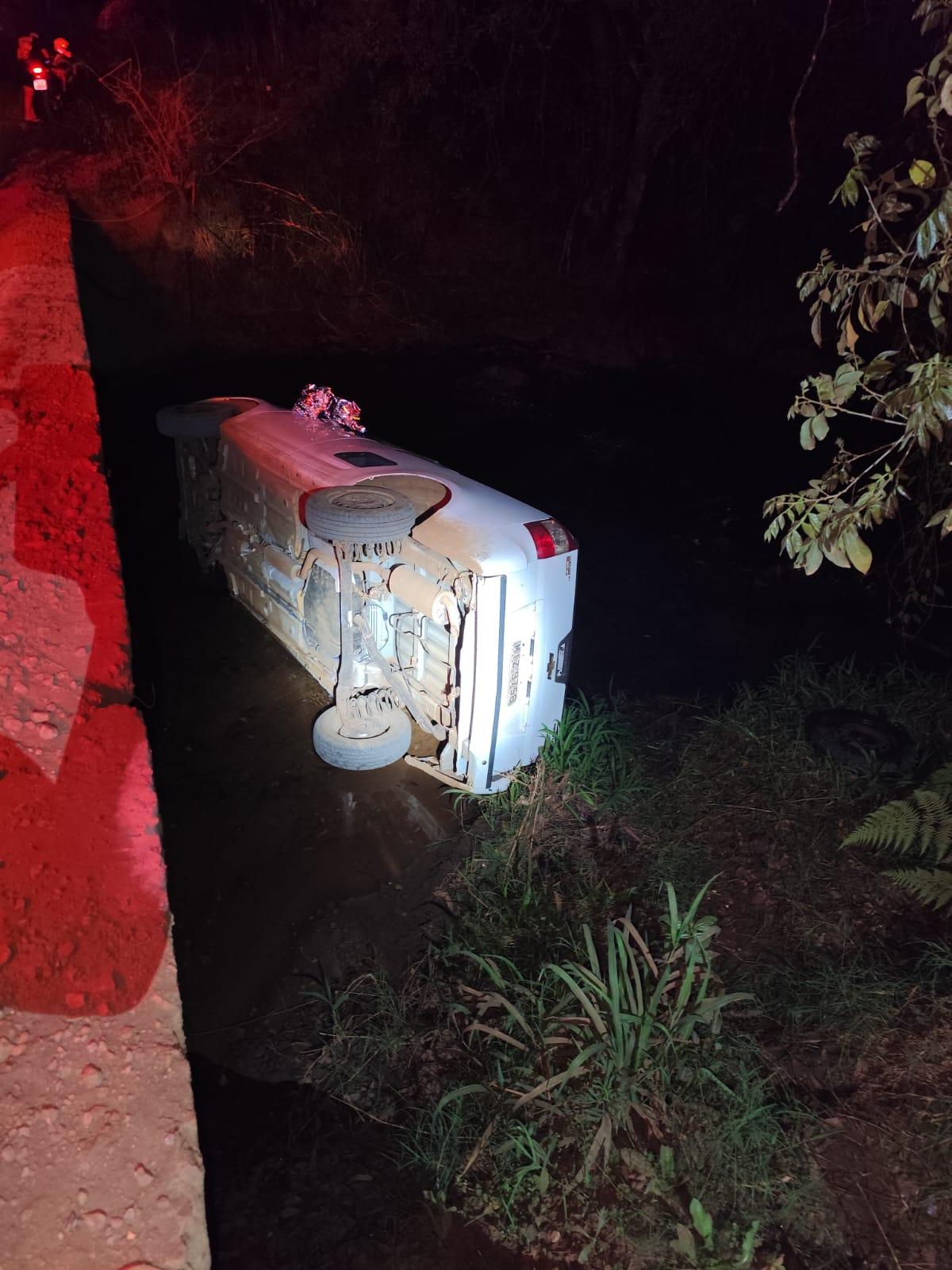Bombeiros resgatam homem preso em veículo após capotamento e queda de ponte no interior de União do Oeste