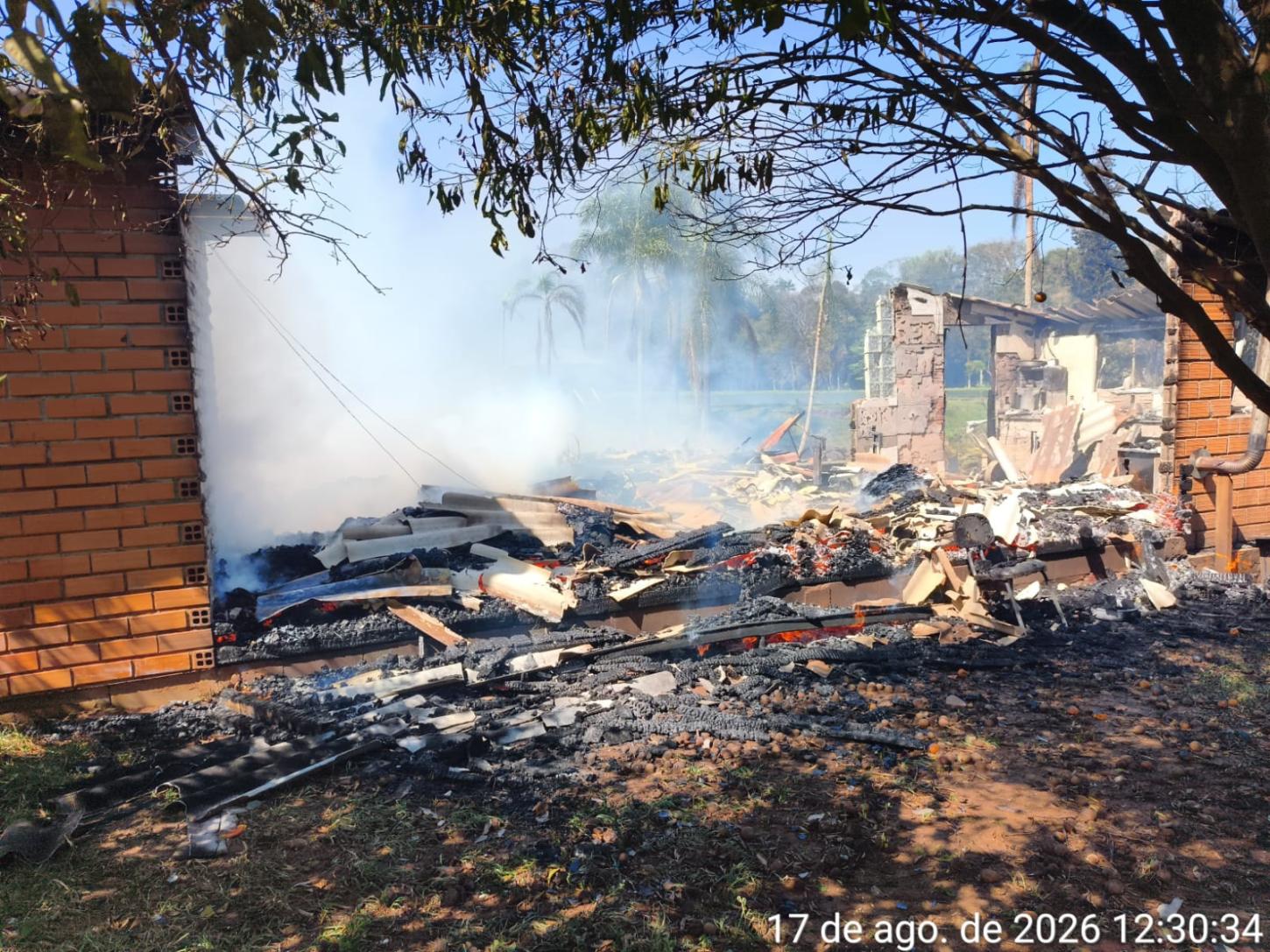 Casa fica totalmente destruída pelo fogo em São Bernardino/SC