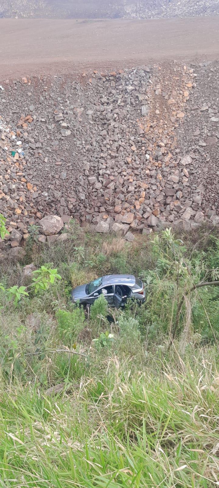 COLISÃO CARRO E CAMINHÃO COM SAÍDA DE PISTA E QUEDA EM RIBANCEIRA NA BR-282 EM XAXIM