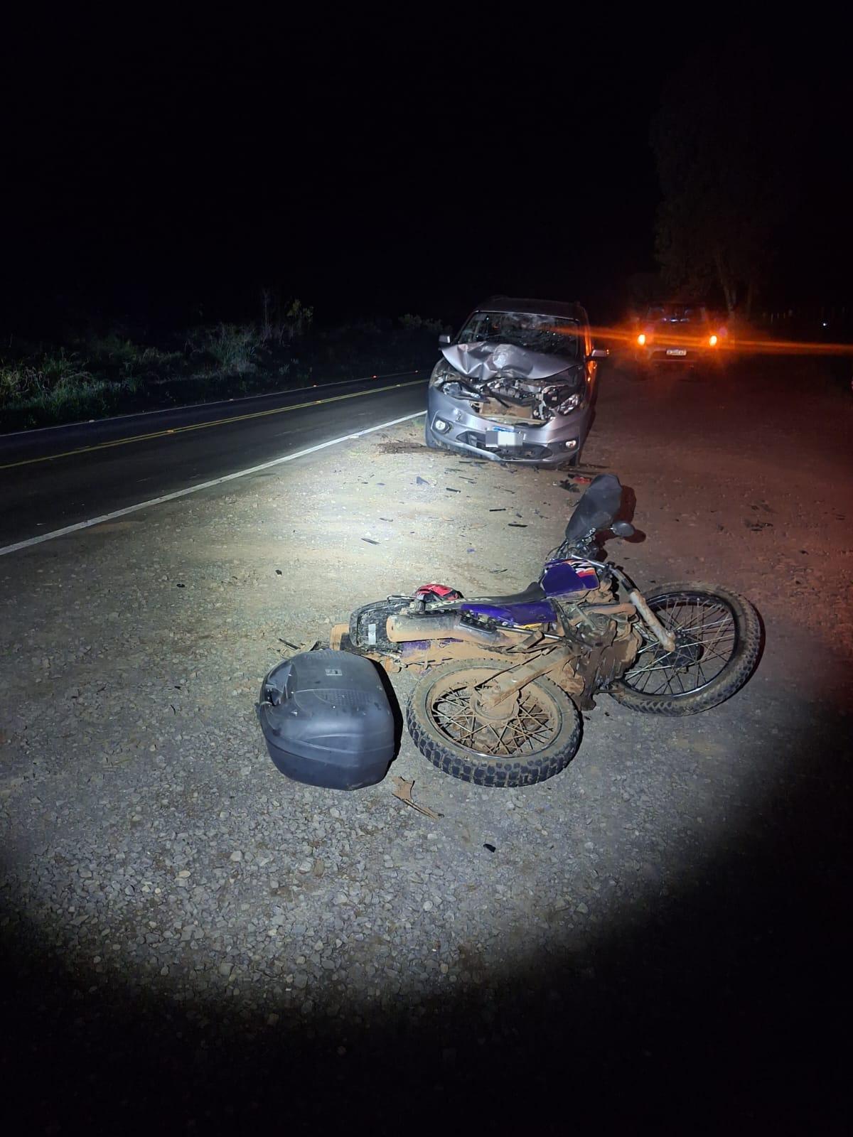 Colisão carro e moto deixa condutor da moto de 37 anos com lesões graves
