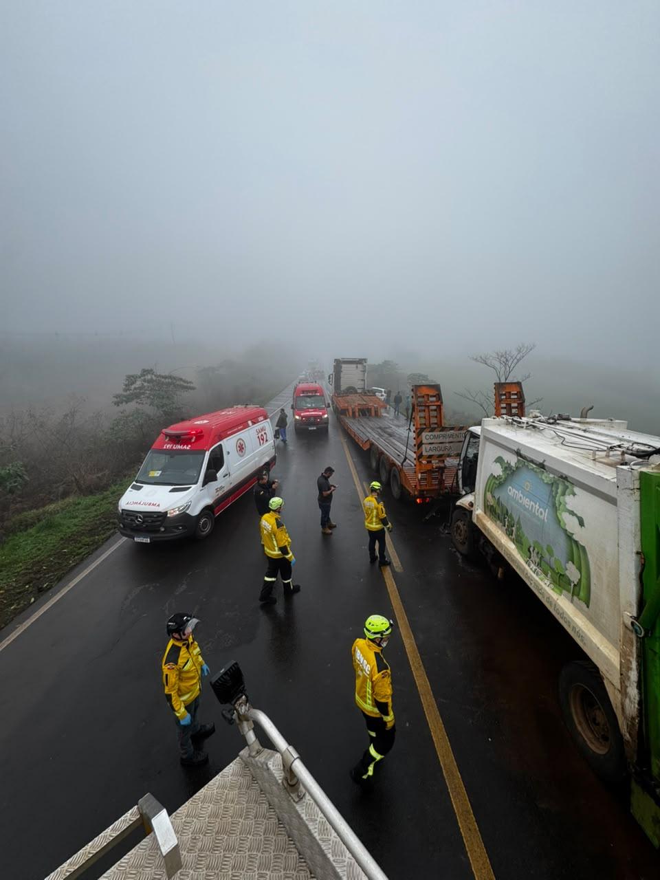 Colisão entre dois caminhões deixa três vítimas, uma em estado grave na BR-282 em Xaxim