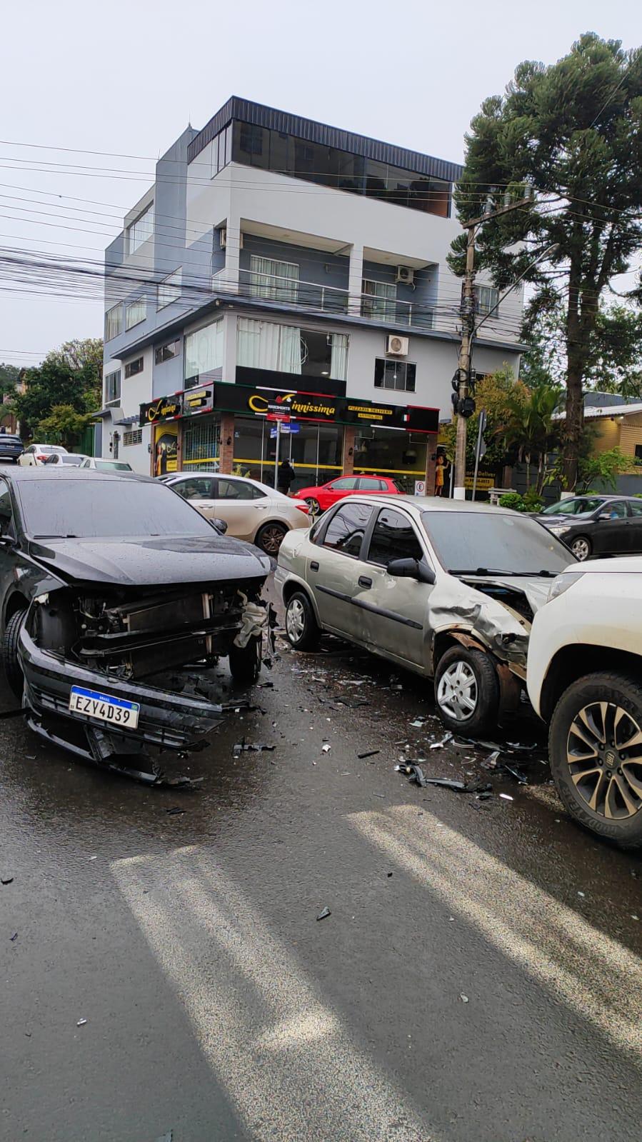 Colisão entre três veículos na área urbana de Chapecó deixou uma vítima encarcerada