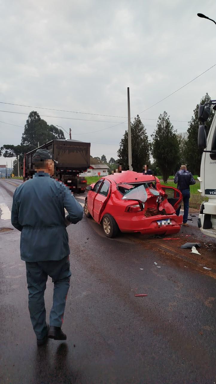 Colisão envolve dois caminhões e um veículo de passeio em Abelardo Luz