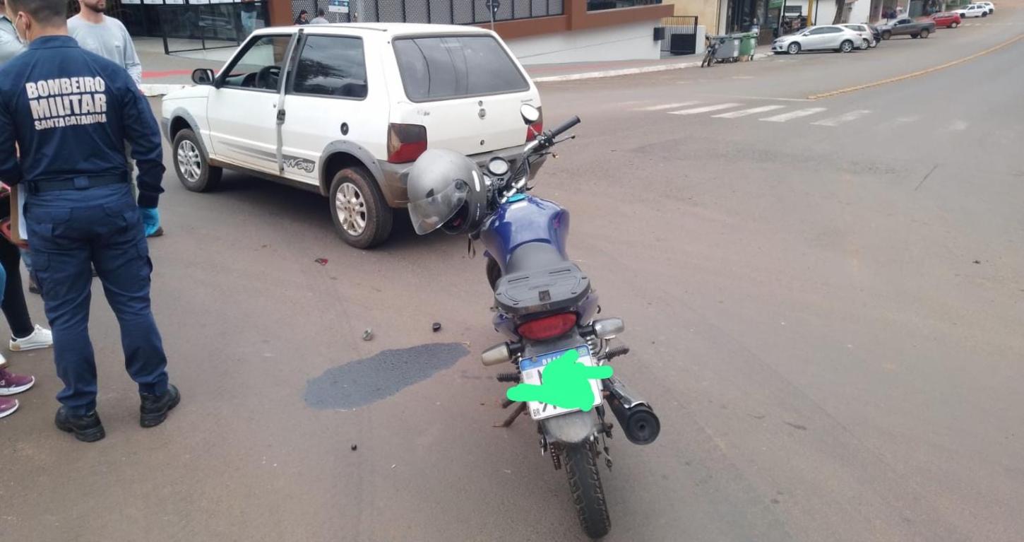 Colisão moto e carro no centro de Quilombo/SC
