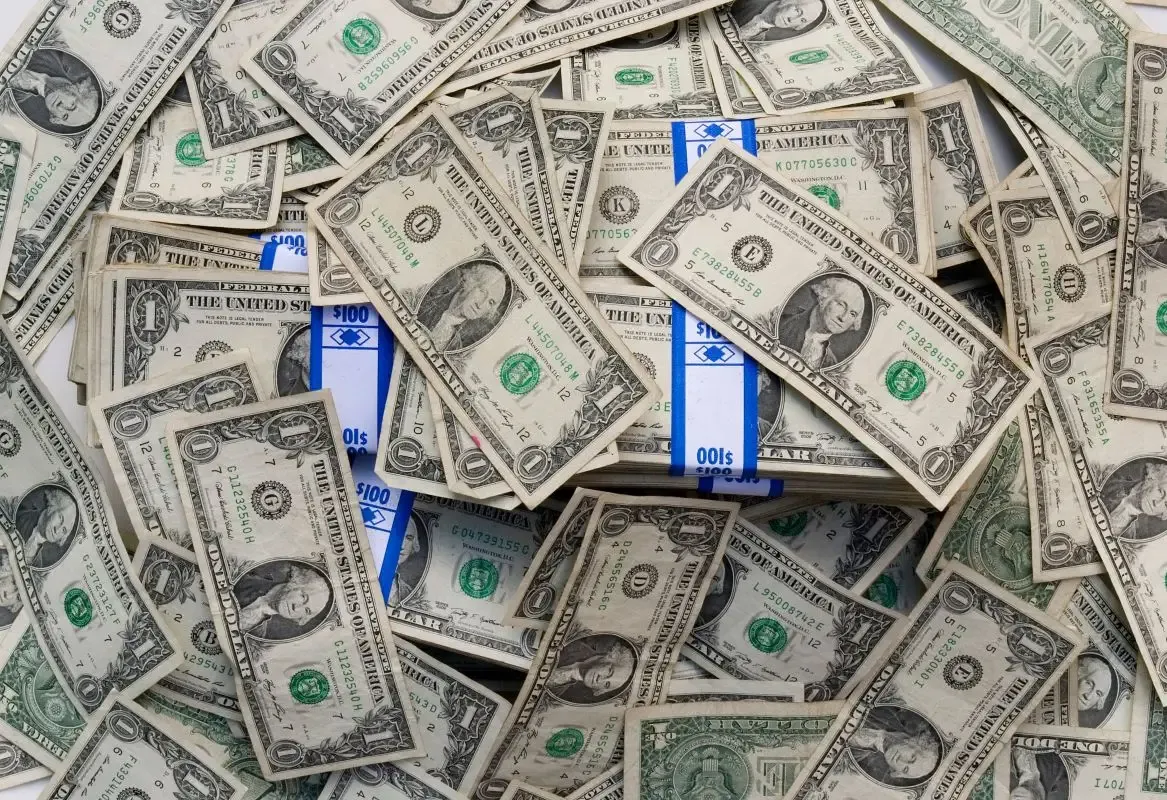 Dólar hoje abre em baixa, mas caminha para encerrar semana com valorização