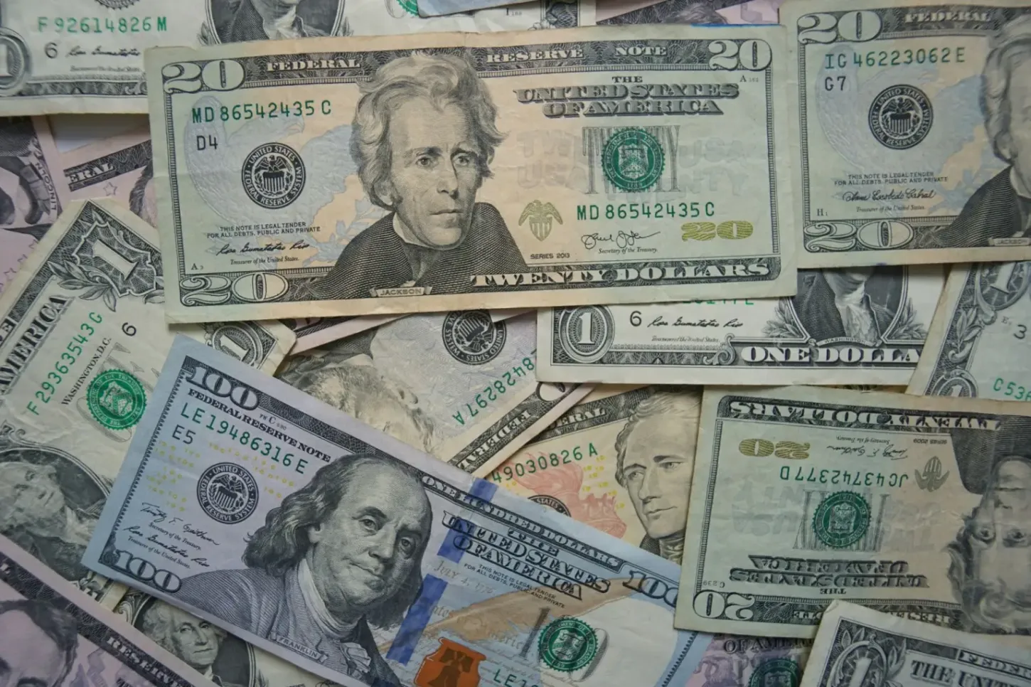Dólar opera abaixo de R$ 5,20 após Tesouro dos EUA ampliar recompra de títulos