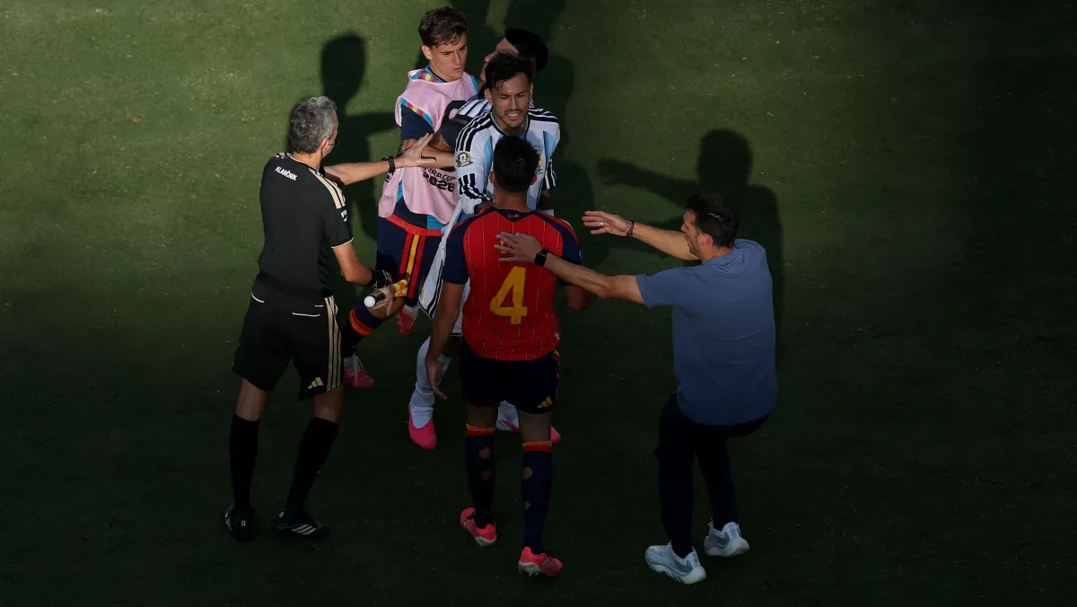 Fifa pune Paredes com 10 jogos e outros quatro após briga na final da Copa