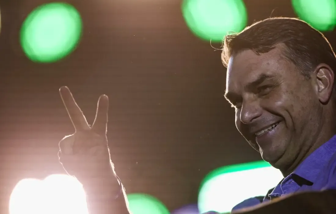Flávio Bolsonaro registra candidatura a presidente e declara R$ 8,1 milhões em bens