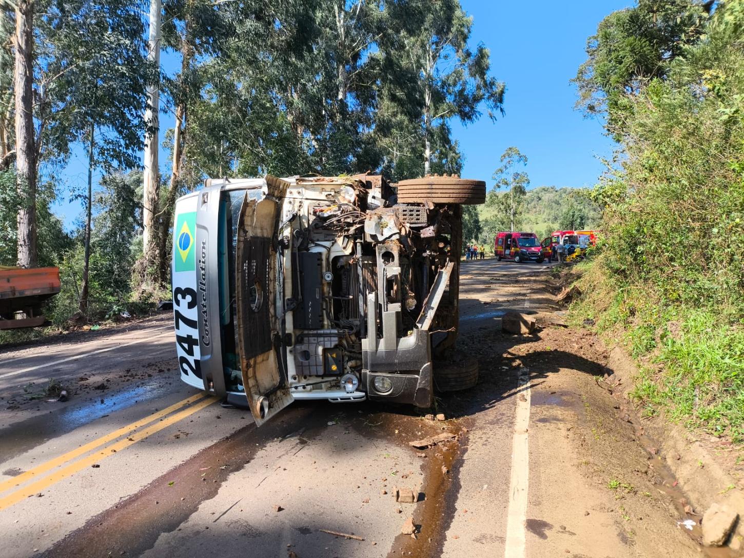Idoso fica encarcerado após colisão carro e caminhão na SC-154 no Oeste de SC