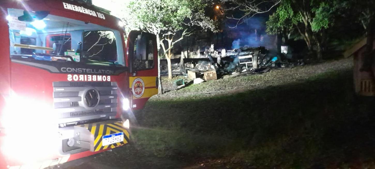 Incêndio destrói residência próximo a BR-282 em Cordilheira Alta