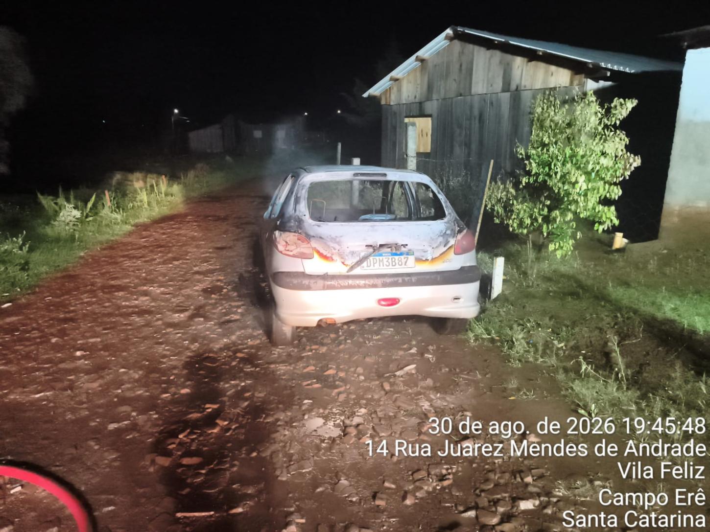 Incêndio destrói veículo em Campo Erê