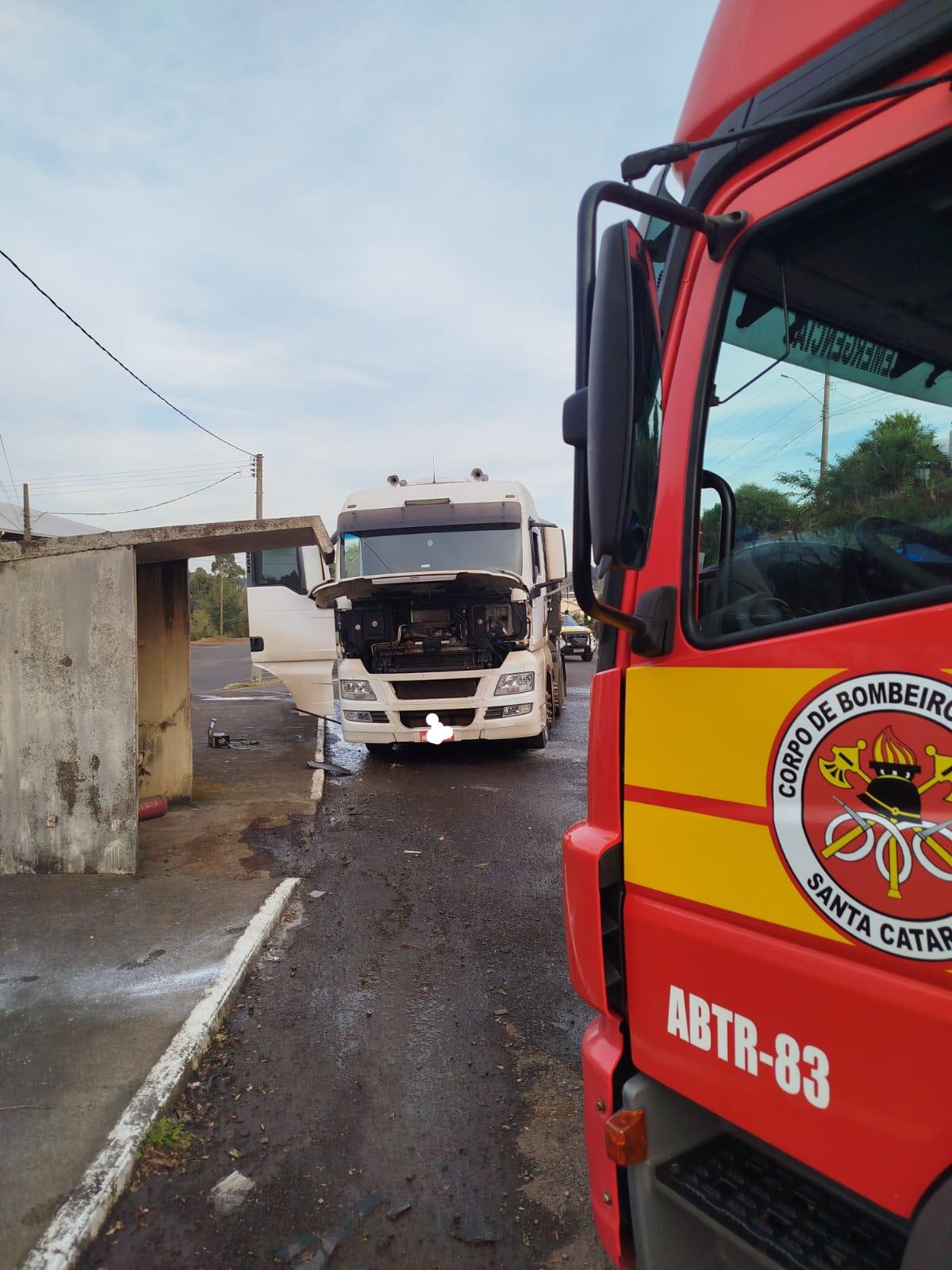 Incêndio em caminhão na SC-157 em Novo Horizonte