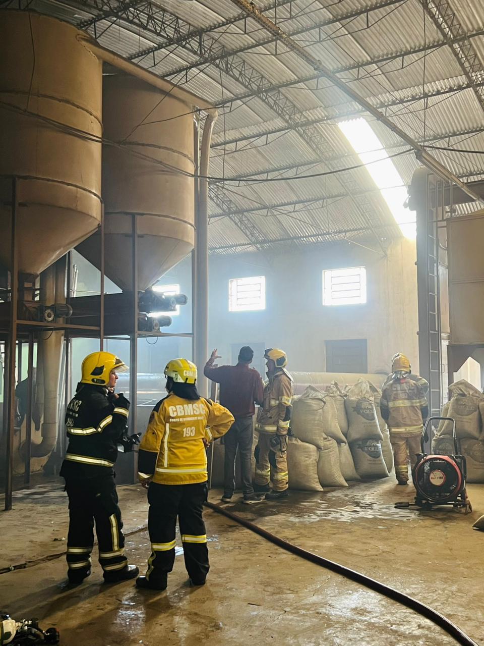 Incêndio em silo de secagem de grão mobiliza bombeiros em Xaxim