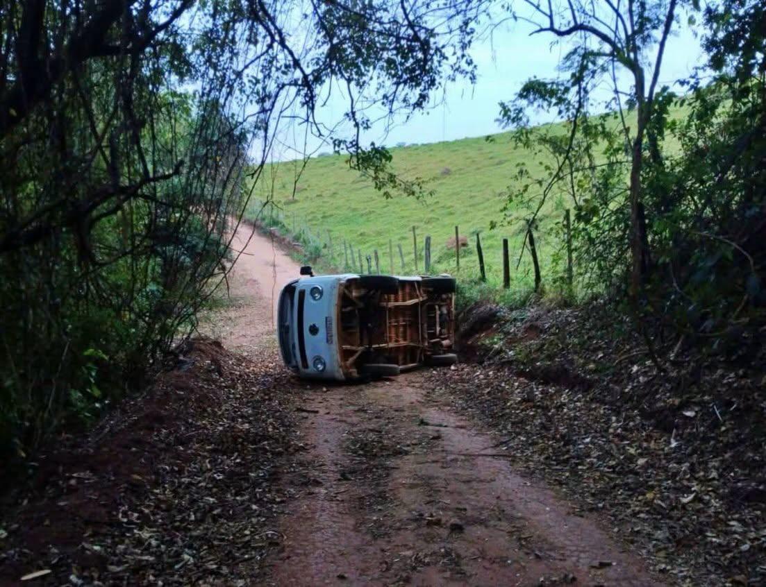 Kombi que tombou na zona rural de Poço Fundo estava com oito crianças no momento do acidente