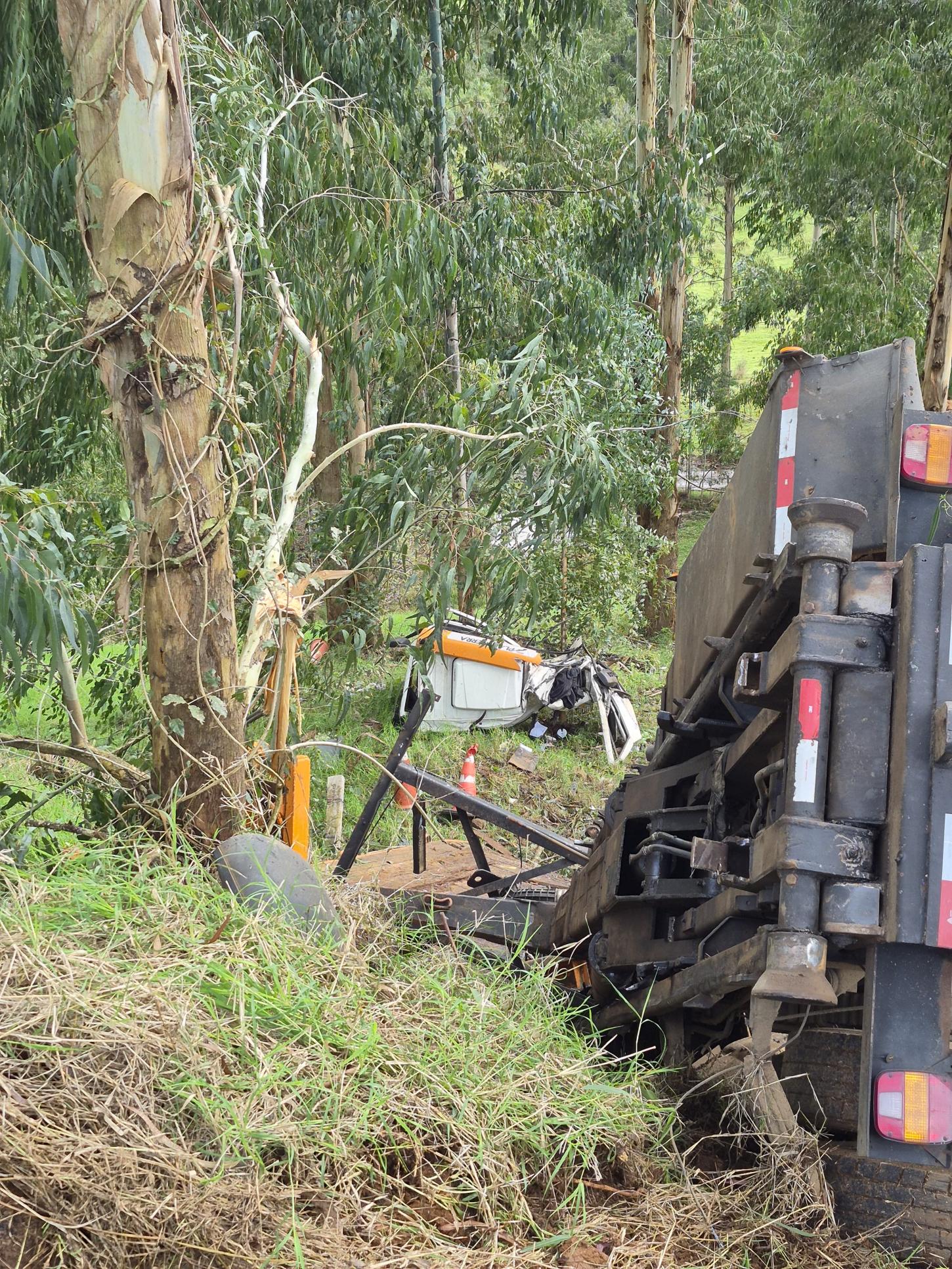Motorista é ejetado de caminhão ao perder o controle e cair em ribanceira na SC-154 no Oeste de SC
