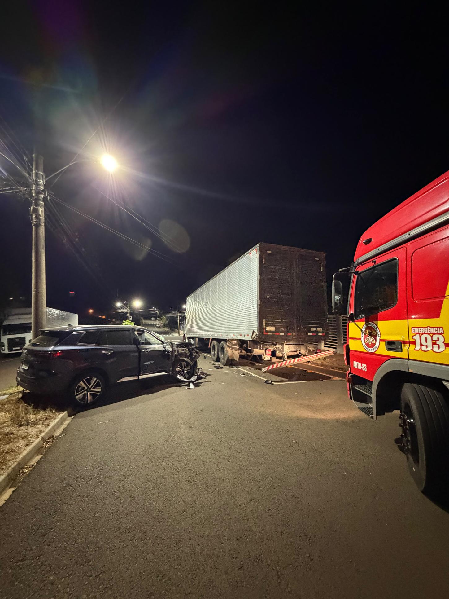 Motorista perde o controle de veículo e bate em caminhão estacionado no município de São Lourenço do Oeste