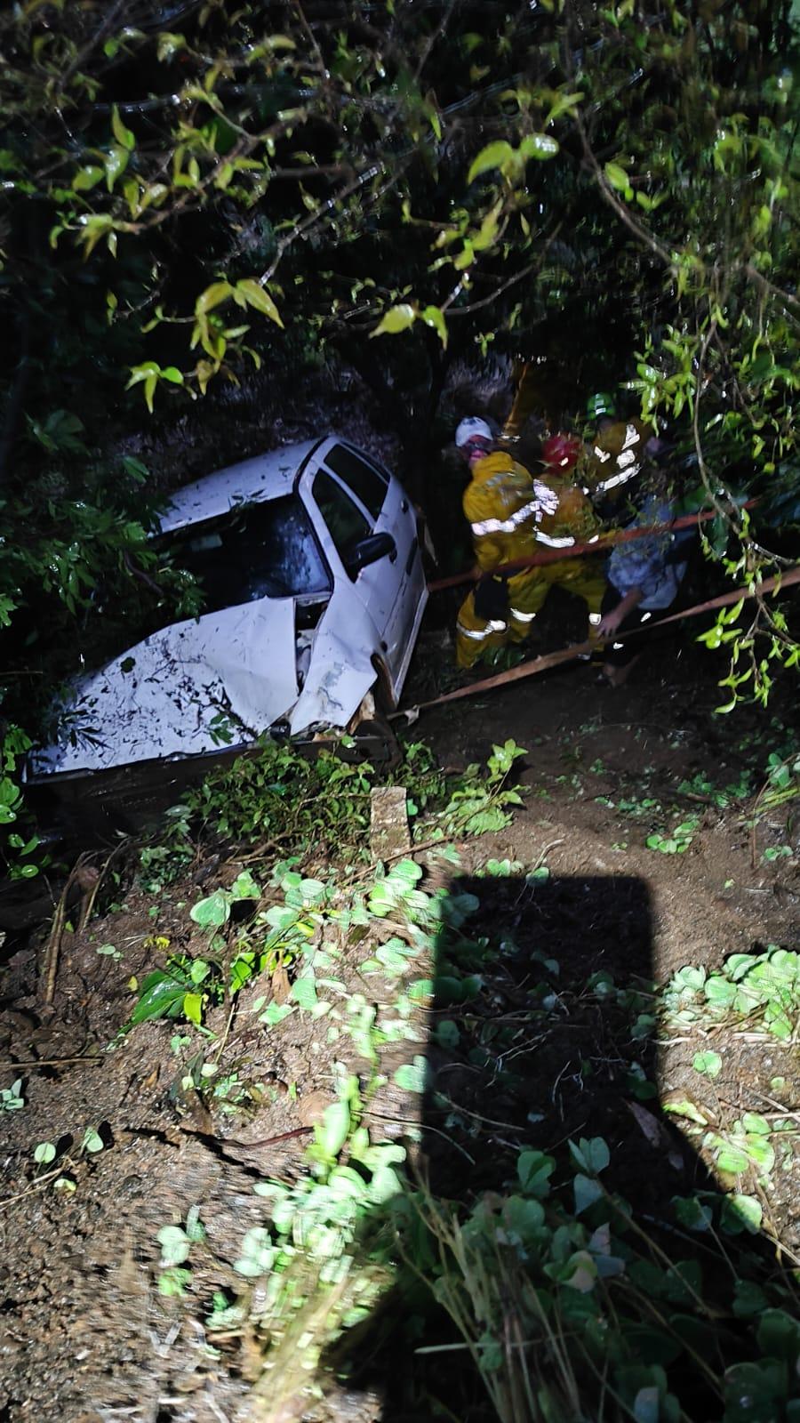Mulher perde o controle da direção de veículo e cai em ribanceira na BR-282