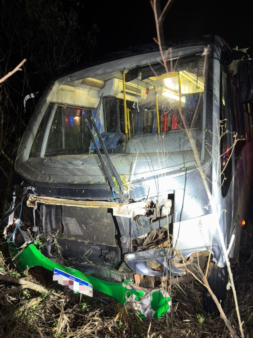 Ônibus com estudantes sai da pista na SC-283 e deixa três pessoas feridas no Oeste de SC