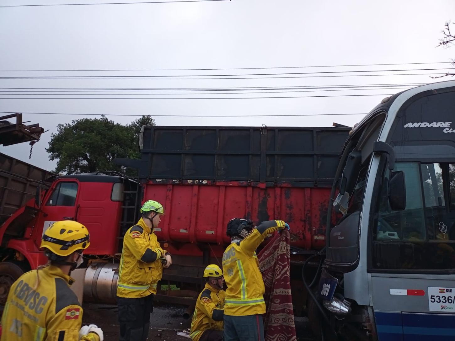 ÔNIBUS COM TRABALHADORES COLIDE EM TRASEIRA DE CAMINHÃO EM XANXERÊ