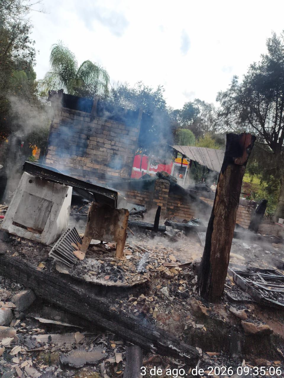 Residência unifamiliar fica destruída por incêndio no interior de São Bernardino