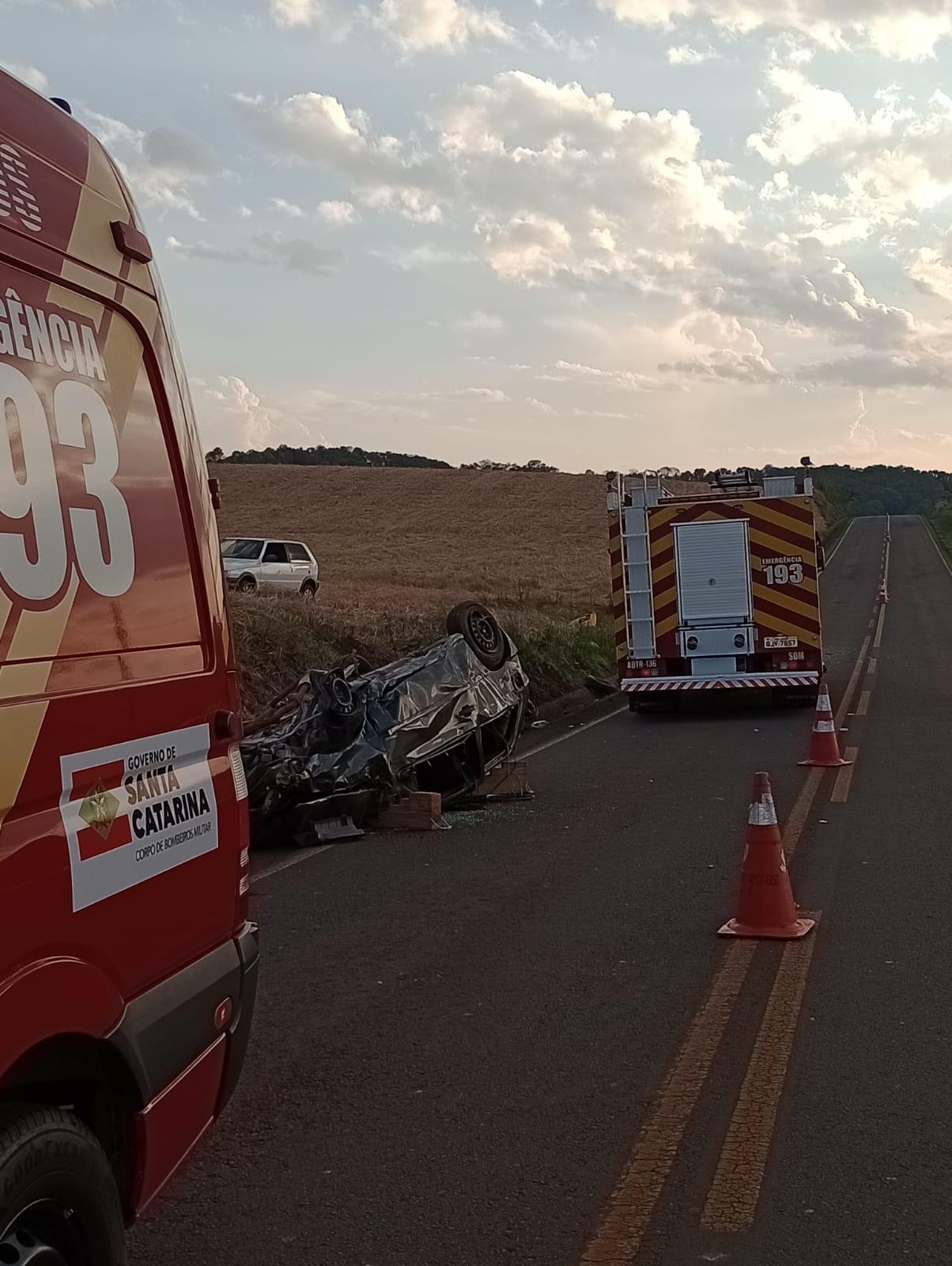Saída de pista e capotamento de veículo deixa 03 vítimas em Galvão