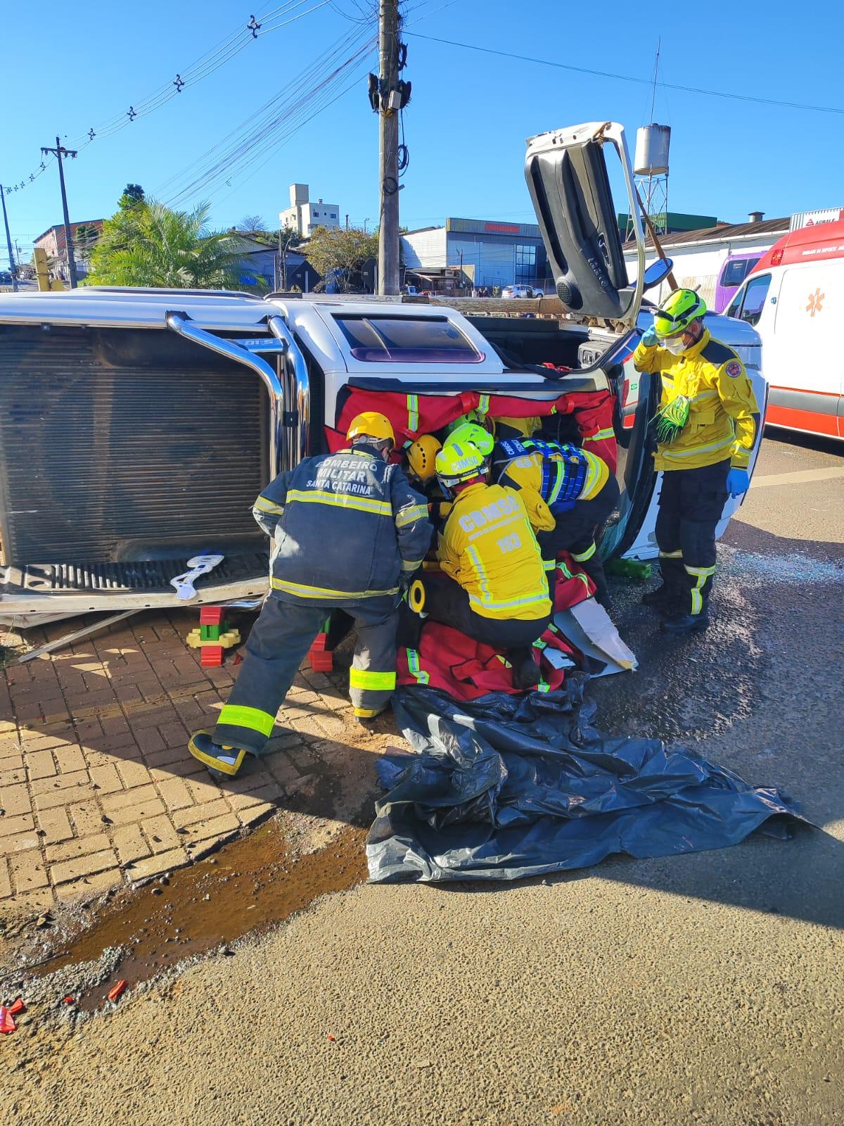 Seis vítimas na colisão entre veículos em Chapecó