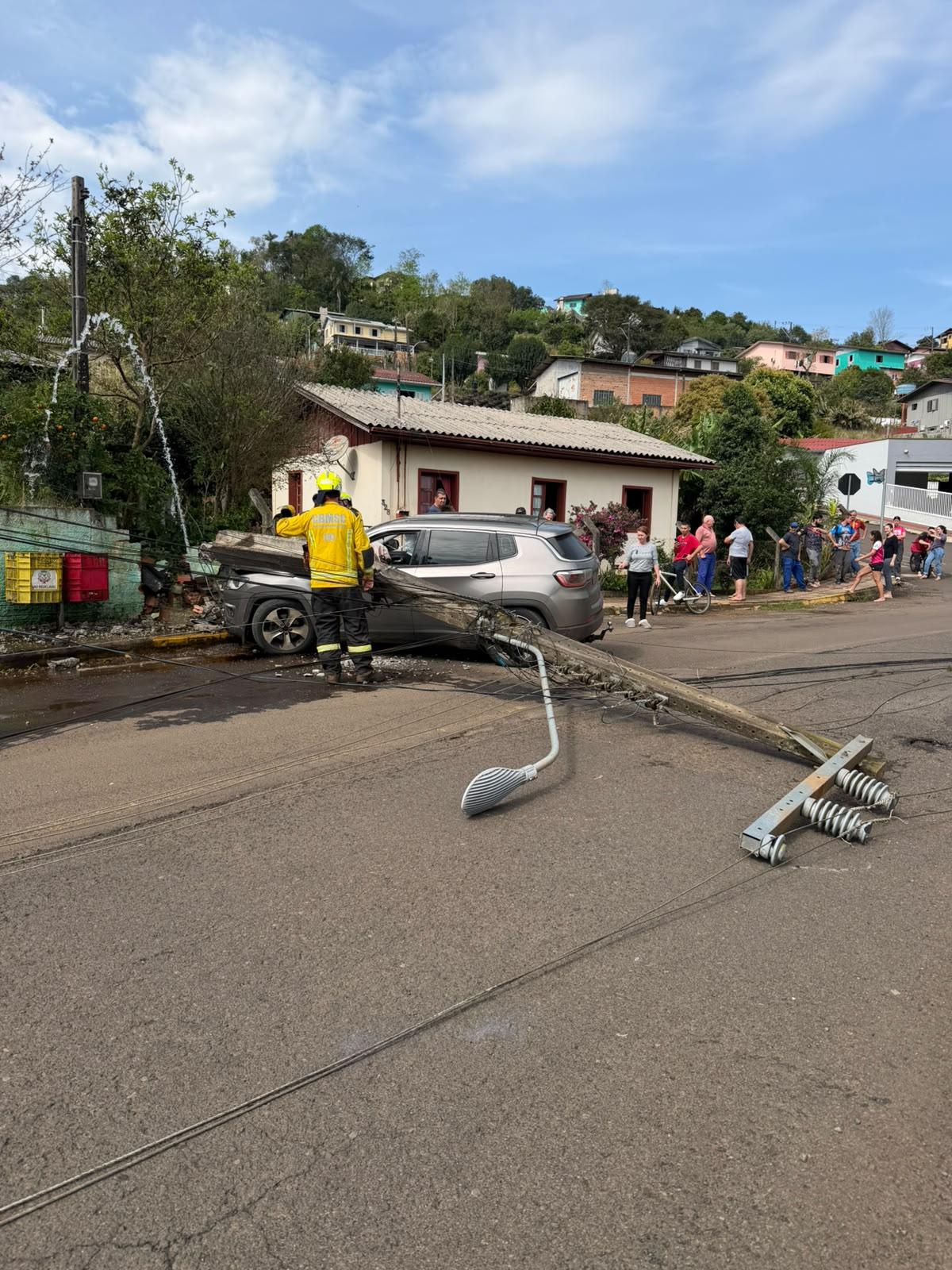Veículo colide em poste de energia elétrica no município de Seara