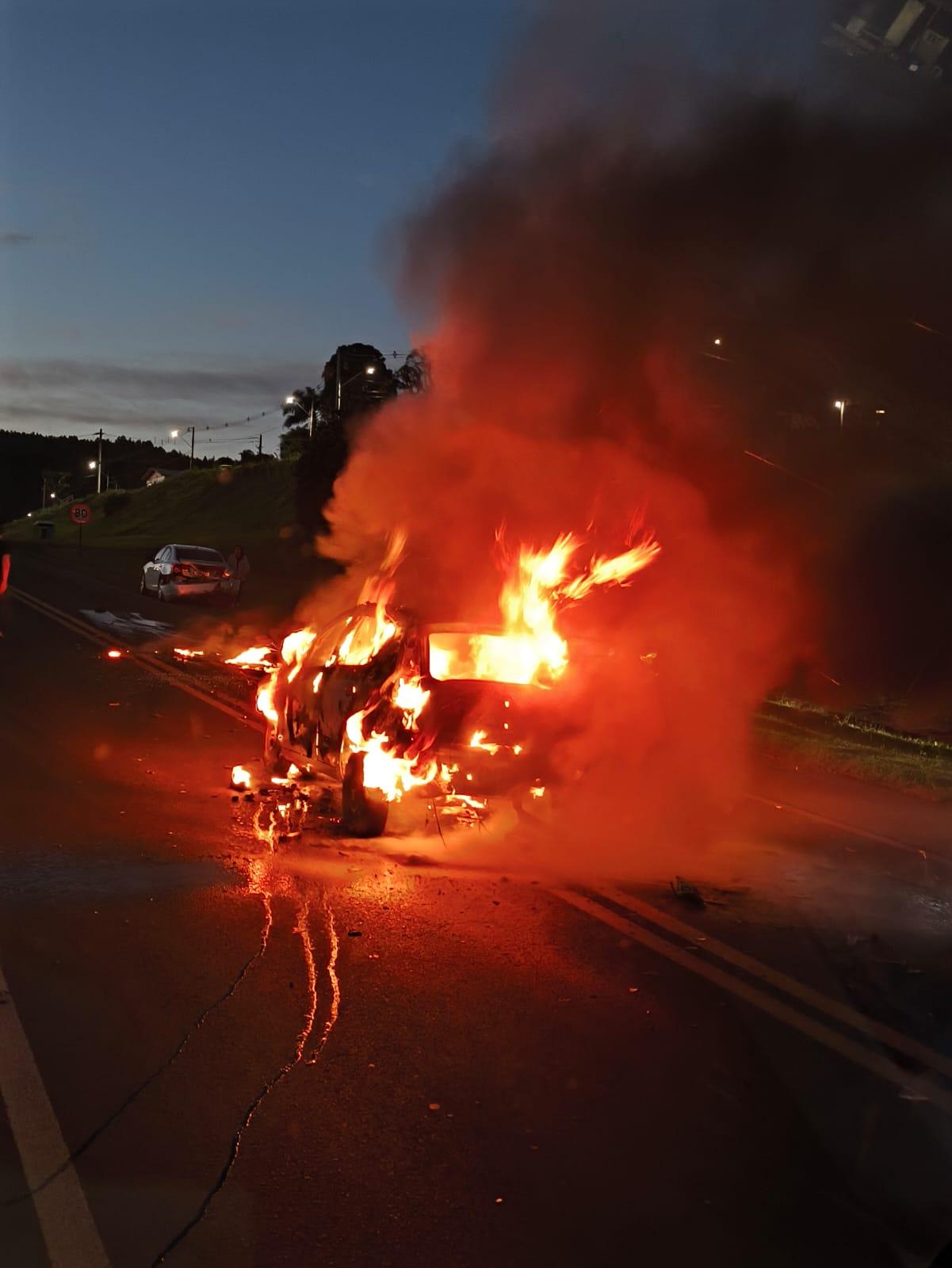 Após acidente veículos fica em chamas na BR-282 no Oeste de Santa Catarina
