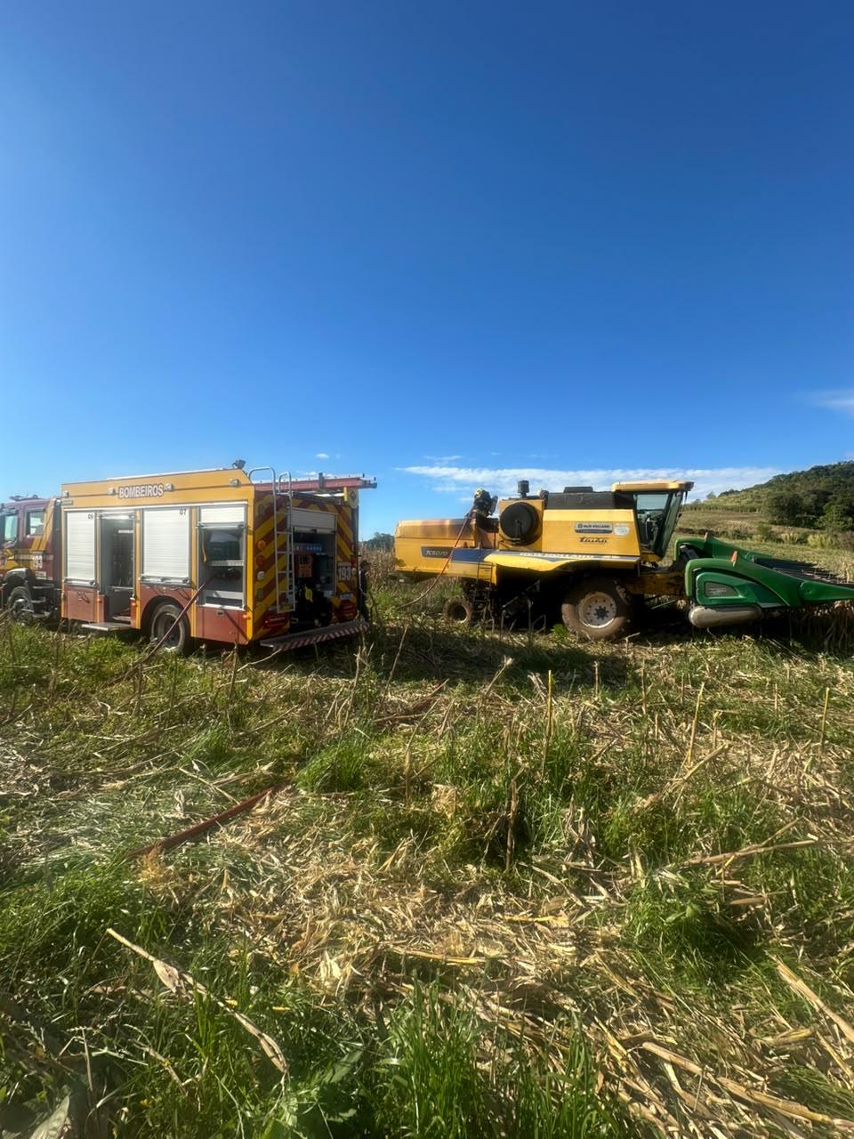 Bombeiros combatem incêndio em colheitadeira na Linha Alegre em Barracão/PR