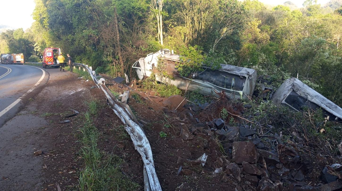 Caminhão carregado com derivado de leite sai da pista e tomba na BR-282 no Oeste de SC