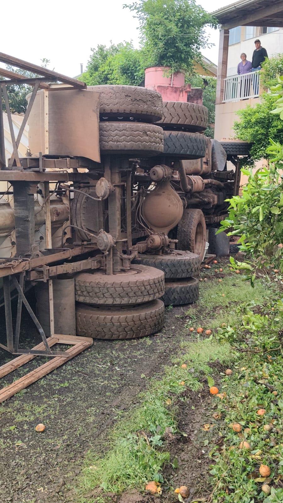 Caminhão carregado com farelo de cerais tomba na SC-283 em Seara