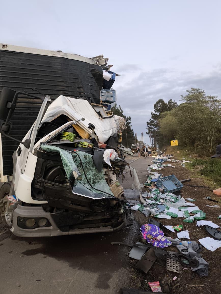 Colisão entre dois caminhões deixa um óbito e quatro feridos na BR-282 no Oeste de SC