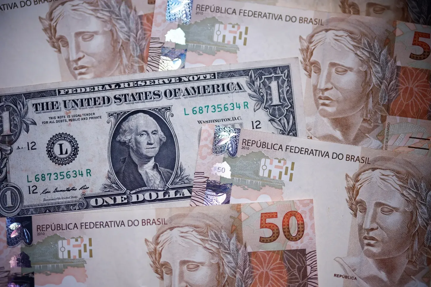 Dólar hoje vira para alta após abertura negativa