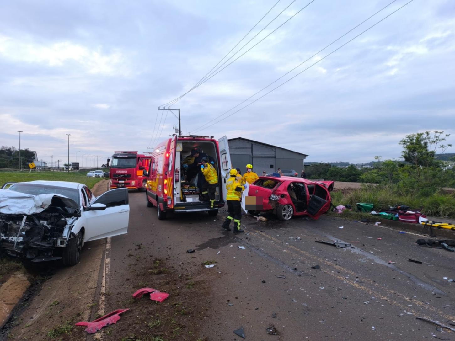 Grave acidente deixa 03 pessoas com ferimentos graves, duas encarceradas na BR-163 no Oeste de SC