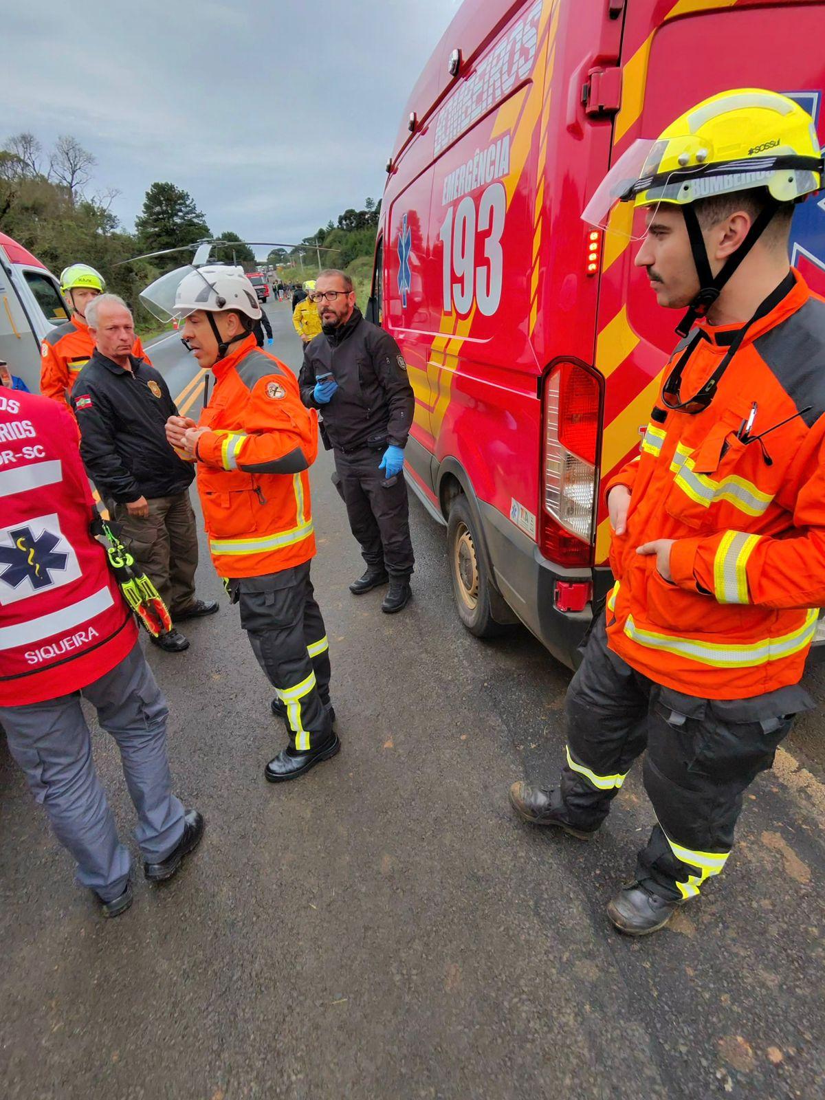 Grave acidente envolvendo duas carretas e um ônibus mobiliza equipes de emergência na SC-350