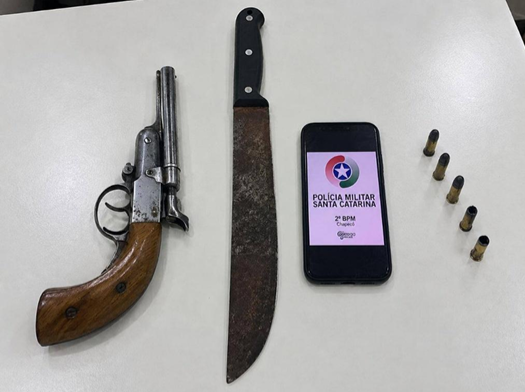 HOMEM É PRESO POR PORTE ILEGAL DE ARMA DE FOGO E AMEAÇA CONTRA A EX COMPANHEIRA EM CHAPECÓ