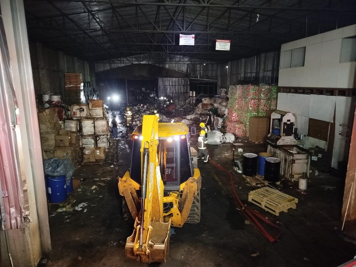 Incêndio em edificação industrial no Acesso Sul em São Lourenço do Oeste