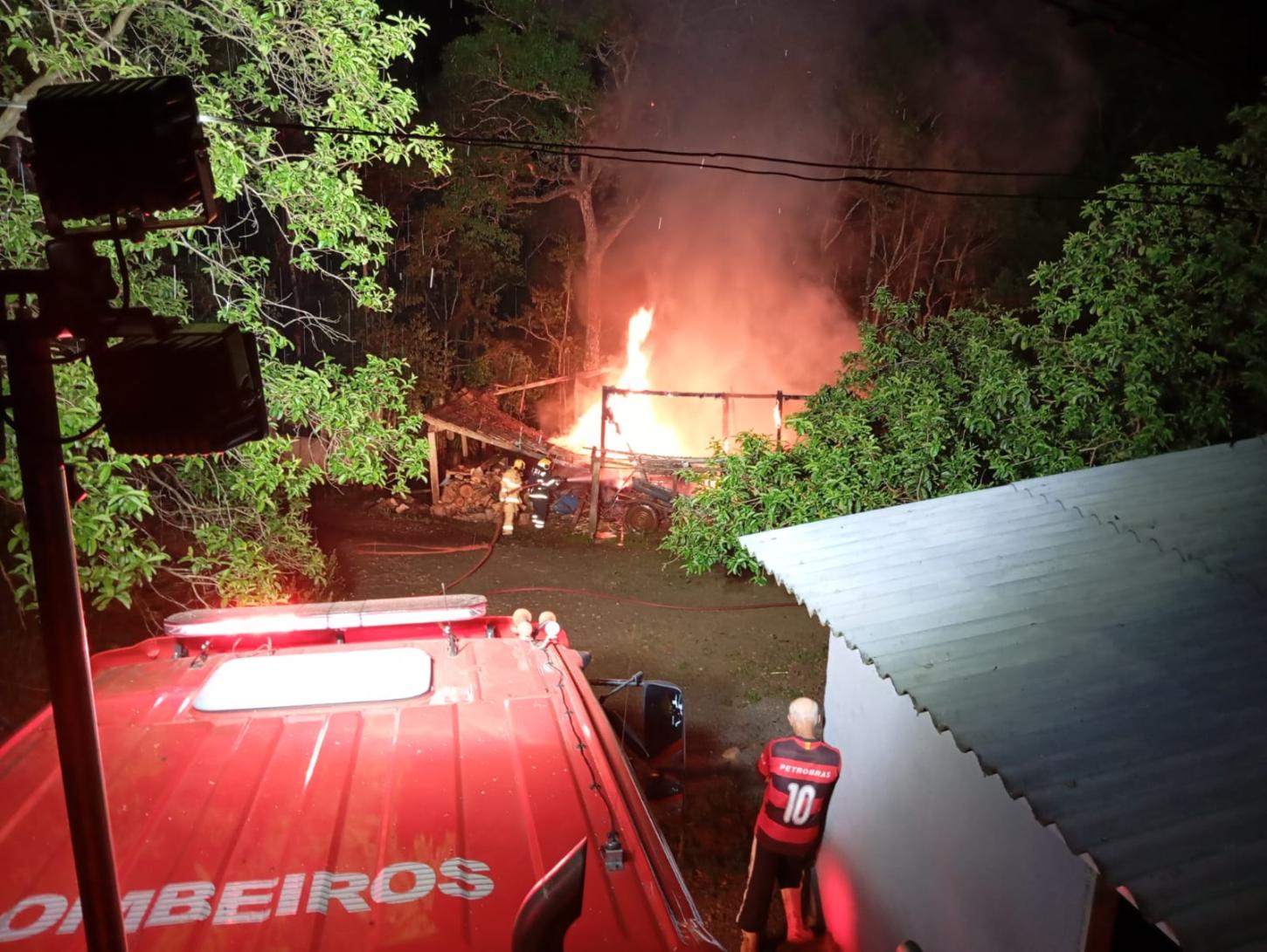 Incêndio em edificação na Linha Aurora Oeste de Santa Catarina