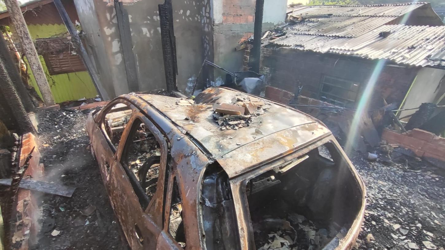 Incêndio em edificação residencial atinge cômodos e garagem queimando um veículo e duas motos