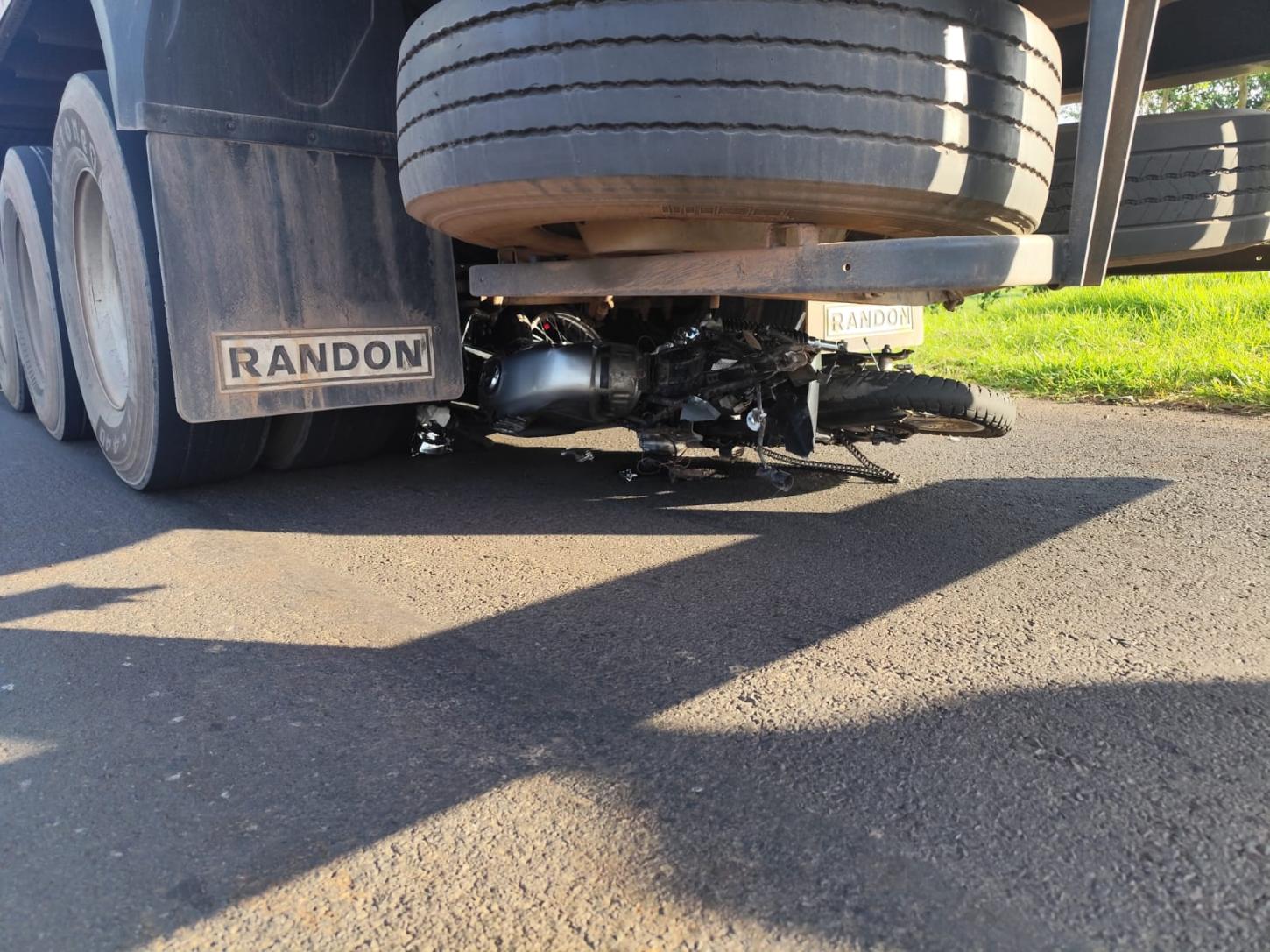 Motociclista é encaminhado ao hospital São Bernardo após perder o controle de moto bater em carro e parar em baixo de caminhão