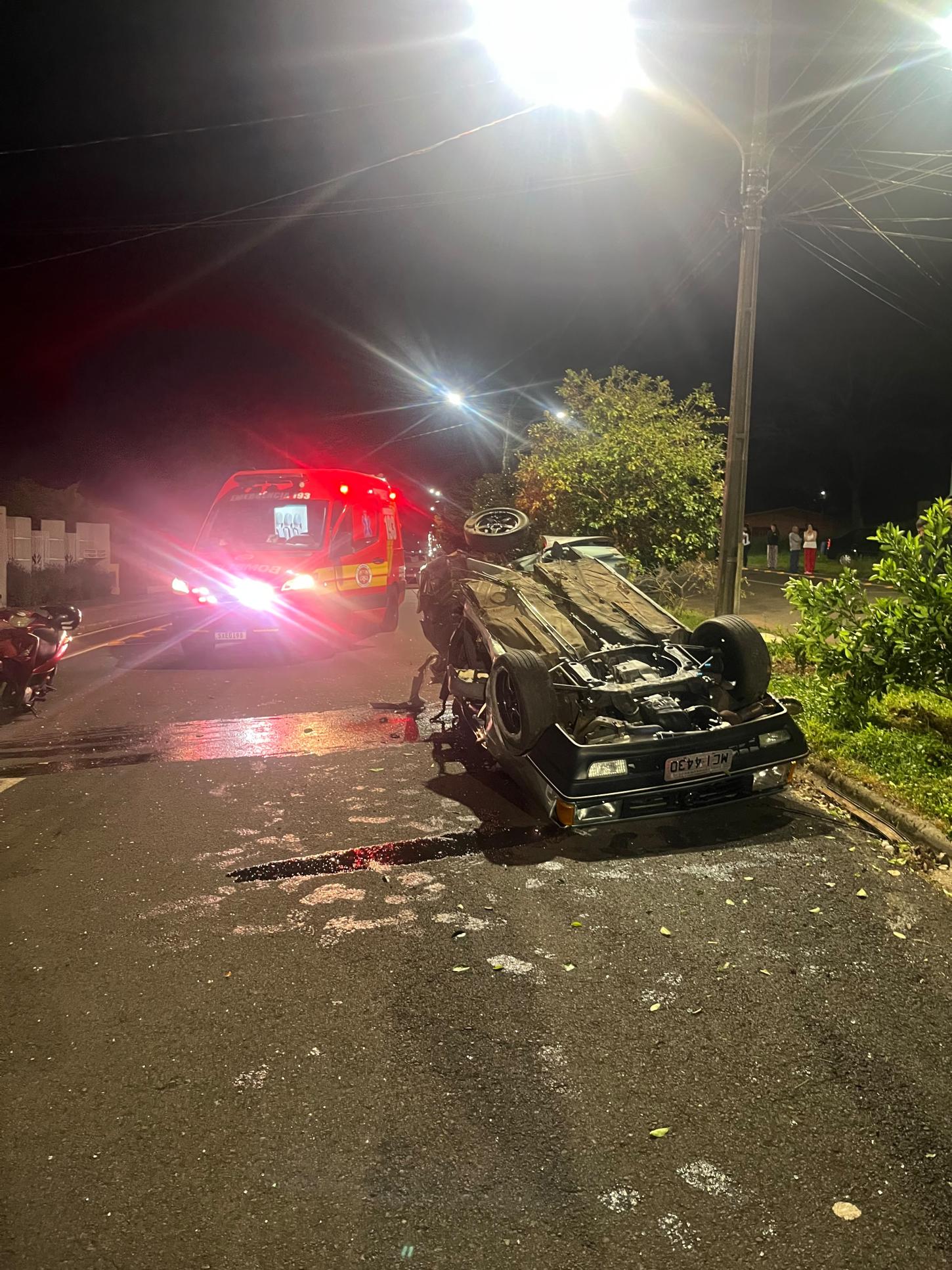 Motorista de 40 anos perde o controle de veículo e bate em poste de energia elétrica em São Lourenço do Oeste