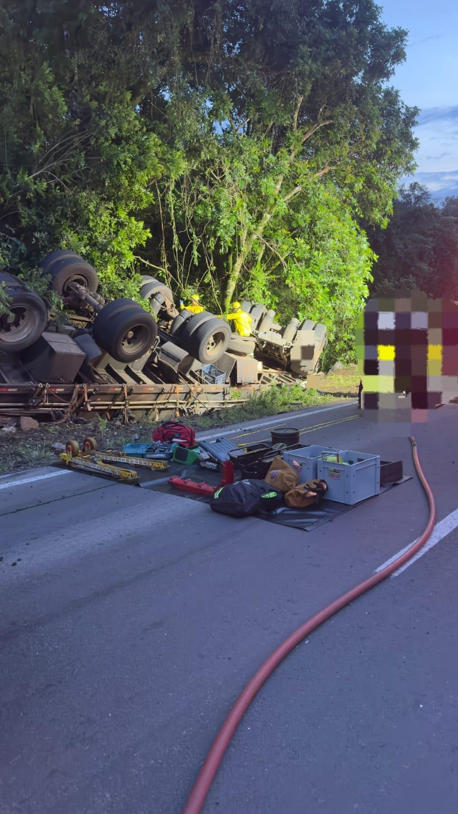 Motorista fica preso as ferragens após grave acidente na BR-282 em Iraceminha/SC