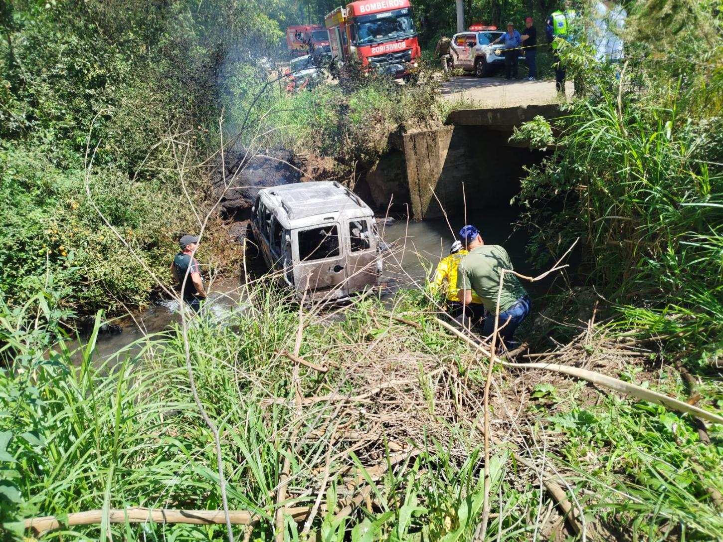 Motorista more carbonizado após veículo cair de ponte em Jupiá/SC