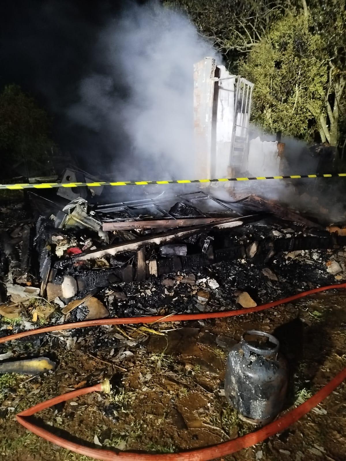 Residência fica completamente destruída em incêndio no município de Novo Horizonte/SC