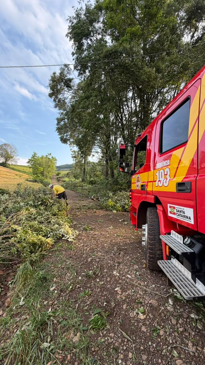 Temporal atinge o interior de Quilombo e região na tarde deste domingo (27)