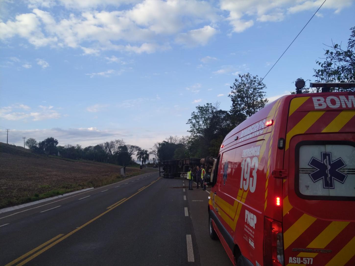 Tombamento de carreta na SC-157 em Quilombo