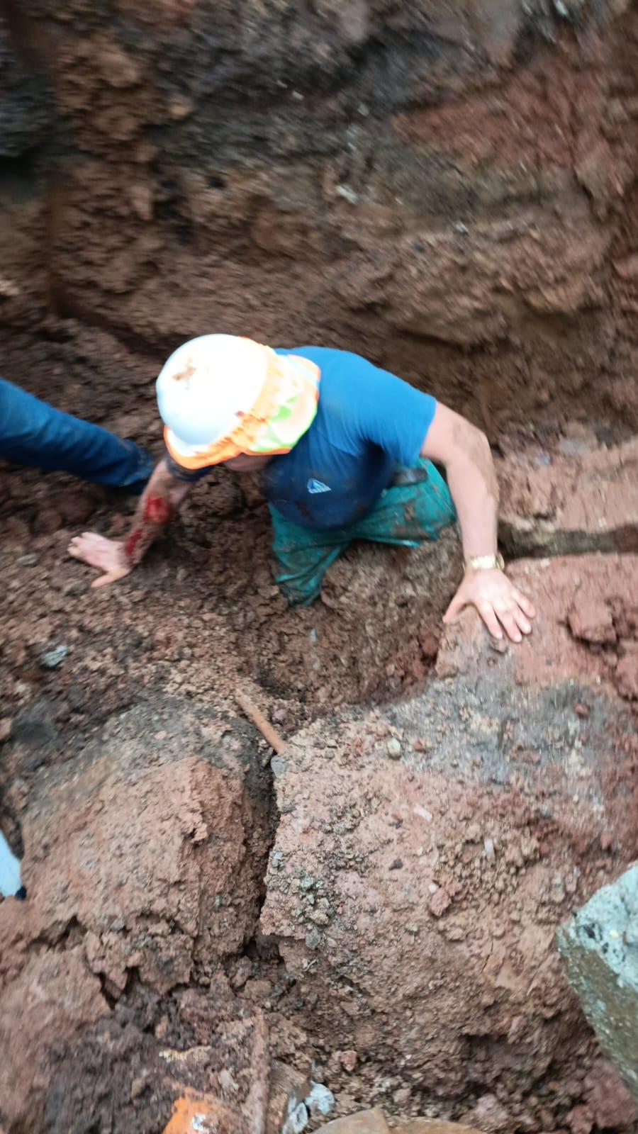 Trabalhador da Casan precisou ser resgado após ser soterrado em vala no Oeste